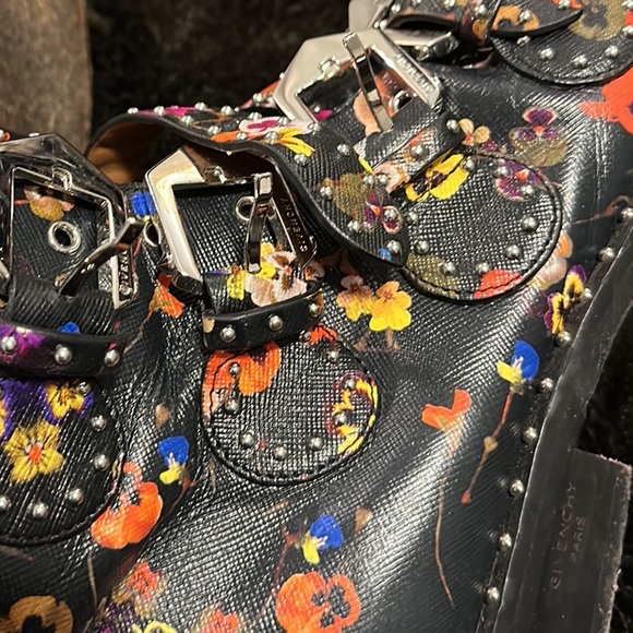 Givenchy - Picture 5 of 6